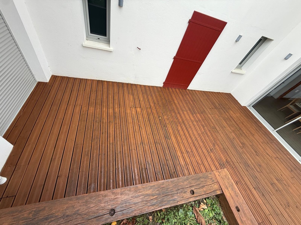 Terrasse bois nettoyée — maison basque volets rouges