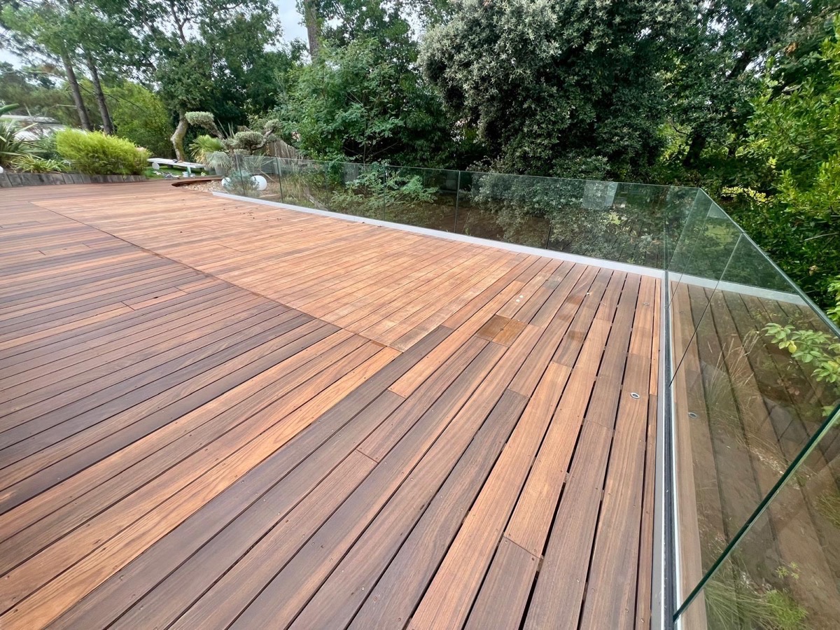 Terrasse bois surélevée avec garde-corps en verre