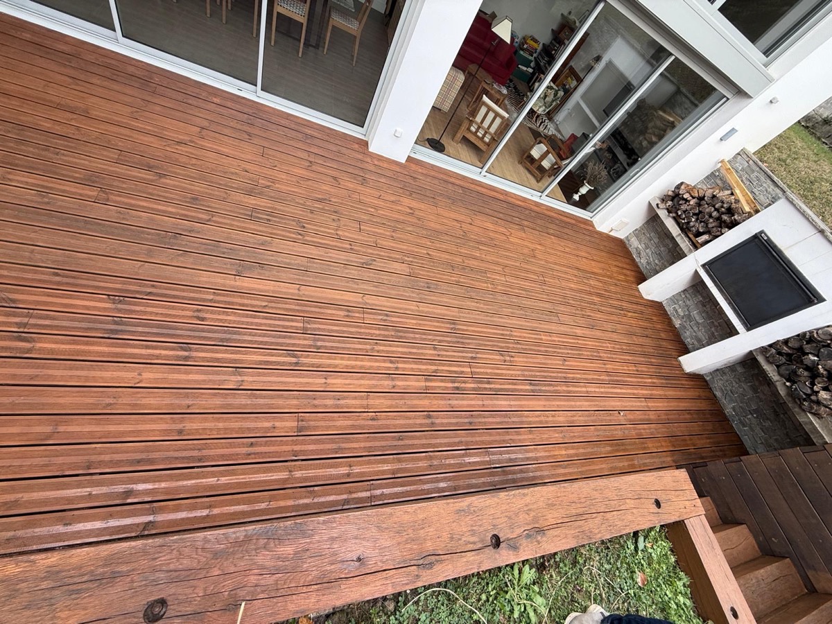 Terrasse pin nettoyée — ambiance chaleureuse