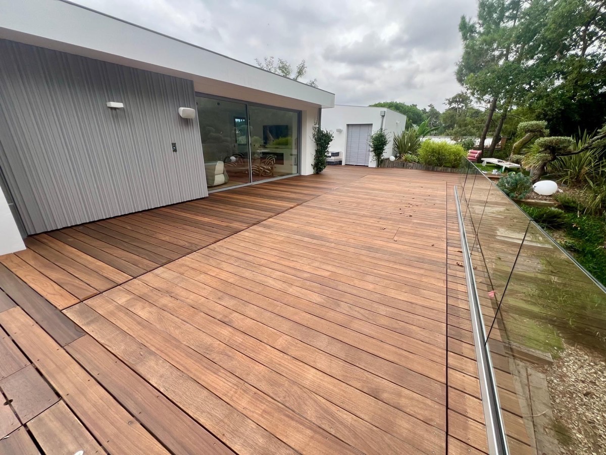 Terrasse bois nettoyée par CleanTwood — maison moderne